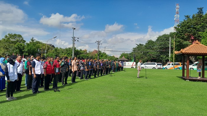 Bupati Klaten, Sri Mulyani, cek kondisi ambulans untuk pos kesehatan Lebaran 2024 di halaman Pemkab Klaten, Selasa (2/4/2024).