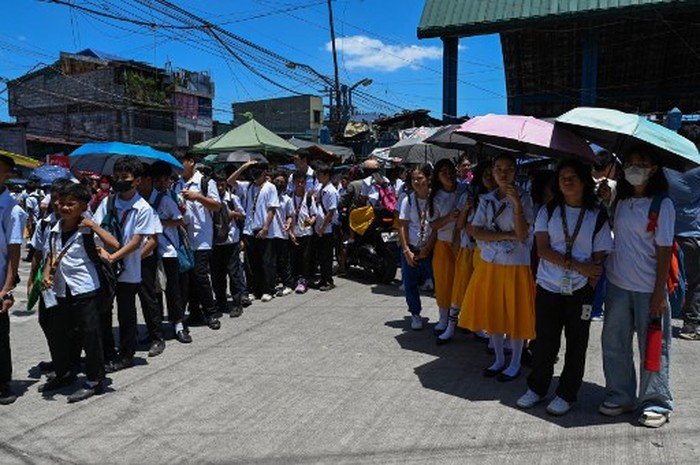 Cuaca panas melanda Manila, Filipina. Sejumlah sekolah bahkan terpaksa membatalkan kelas tatap muka, Selasa (2/4/2024).
Temperatur di ibu kota bahkan menembus 42 derajat celcius. Indeks panas- yang mengatur kondisi suhu dengan pertimbangan kelembaban- menyebut Manila dalam tingkat bahaya. (AFP/JAM STA ROSA)