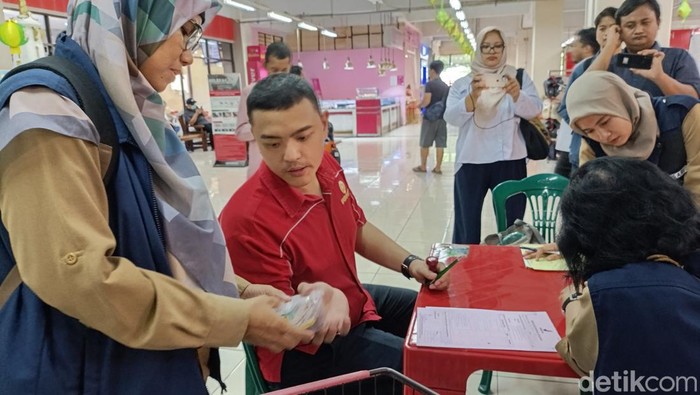 Petugas BBPOM DIY menunjukan produk cumi asin berfomalin yang diperjualbelikan di swalayan pusat perbelanjaan di Jalan Suryotomo, Gondomanan, Kota Jogja, Selasa (2/4/2024).
