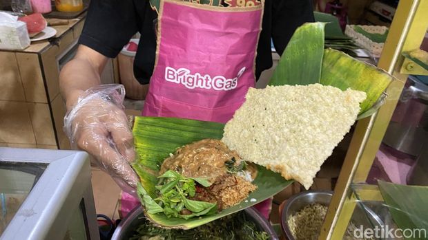 Depot Nasi Pecel 99 dan wisata 6 ikon negara Taman Sumber Wangi Kota Madiun.