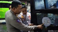 Ditlntas Polda Jatim bersama petugas Terminal Purabaya melakukan pengecekan kelayakan bus untuk arus mudik lebaran.