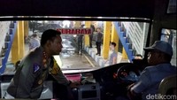 Polisi juga memberikan pesan kepada sopir bus agar tetap kesehatan selama arus mudik tahun ini.