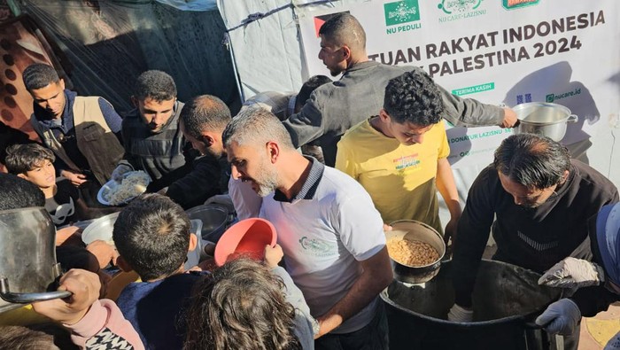 Distribusi Bantuan Kemanusiaan untuk Kamp Pengungsian Rakyat Palestina Komitmen dukungan dan kepedulian bagi rakyat Palestina terus dilakukan Indonesia dengan menyalurkan bantuan kemanusiaan ke Kamp pengungsian.
