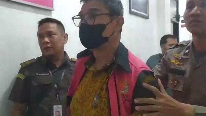 Eks Direktur Keuangan RSUP H Adam Malik Mangapul Bakara jadi tersangka dan ditahan. (Goklas Wisely/detikSumut)