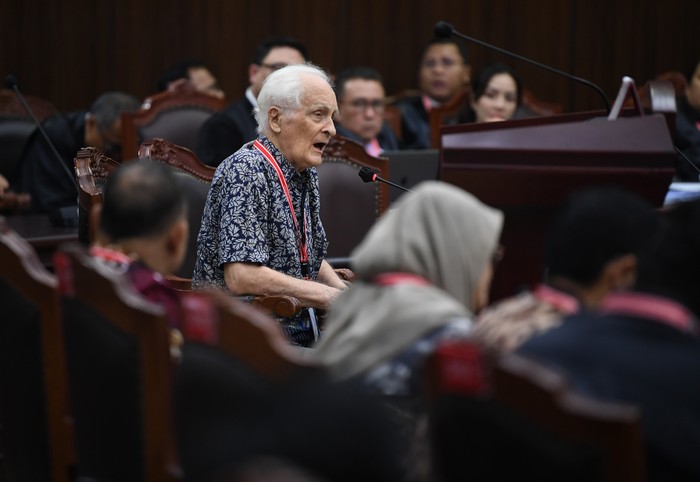 Profesor Filsafat STF Driyarkara Franz Magnis-Suseno menjadi saksi ahli saat sidang lanjutan sengketa hasil pilpres 2024 di Mahkamah Konstitusi, Jakarta, Selasa (2/4/2024). Sidang tersebut beragenda mendengarkan keterangan saksi dan saksi ahli yang dihadirkan oleh pemohon Tim Hukum pasangan Ganjar-Mahfud. ANTARA FOTO/Akbar Nugroho Gumay