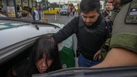 Pelaku wanita itu langsung diamankan petugas keamanan.