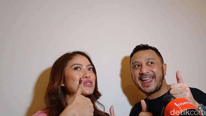 Giring Ganesha dan istri.