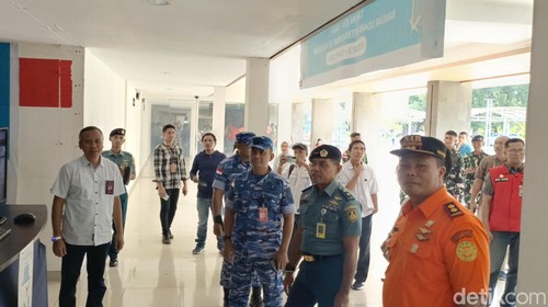 GM Bandar Udara Internasional El Tari Kupang Lilik Pujianto bersama unsur pimpinan berbagai instansi saat memantau posko angkutan udara, Selasa (2/4/2024). (Simon Selly/detikBali)