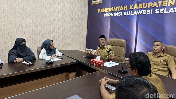 Guru honorer di Bone menghadap Pj Bupati Bone Andi Islamuddin meminta diangkat jadi PPPK.