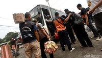 Warga mulai memadati terminal untuk menaiki bus ke kampung halaman.  
