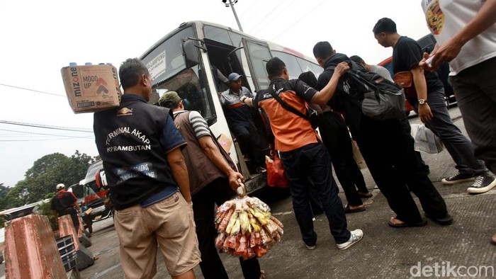 H-8 Lebaran, Terminal Kampung Rambutan Mulai Pemudik Arus mudik sudah terasa di Terminal Kampung Rambutan, Jakarta, pada H-8 Lebaran. Warga berbondong-bondong mudik ke kampung halaman.