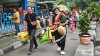 Para pemudik membawa barang bawaan mereka dalam jumlah yang cukup banyak.  