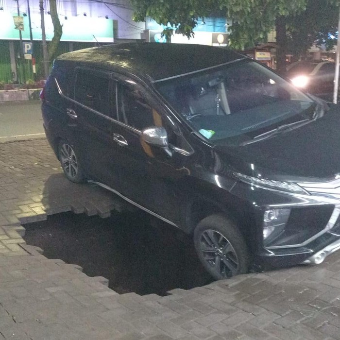Halaman minimarket di Malang ambles