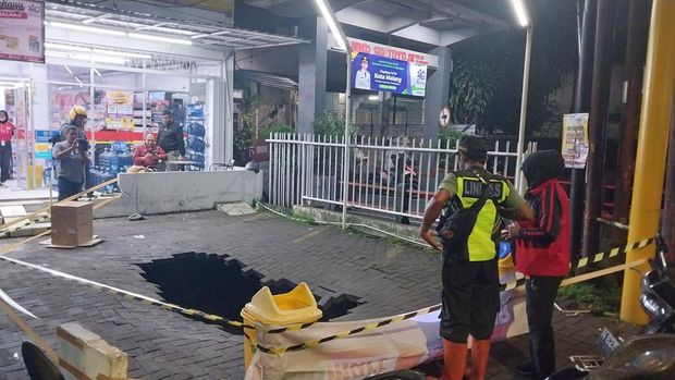 Halaman minimarket di Malang ambles