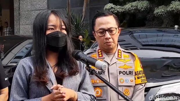 Honorer damkar Jaktim berinisial SN ditangkap polisi karena diduga mencabuli anak sendiri. Ibu korban yang juga eks istri tersangka berterima kasih ke polisi. (Wildan N/detikcom)