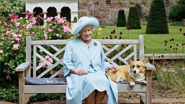 Ibu Suri Ratu Elizabeth II saat duduk di depan Kastil Walmer, Inggris