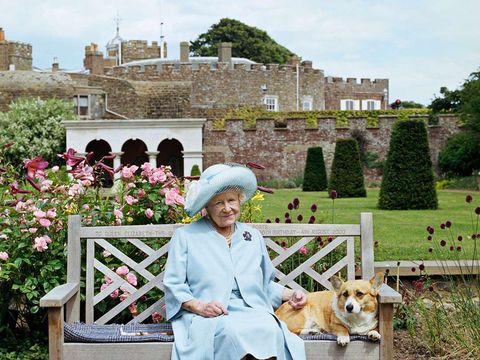 Ibu Suri Ratu Elizabeth II saat duduk di depan Kastil Walmer, Inggris