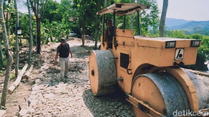 Jalan alternatif Palabuhanratu - Warungkiara yang Amblas mulai diperbaiki