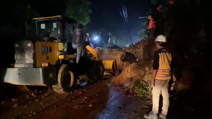 Jalur Sukabumi-Bogor yang tertimbun longsor.