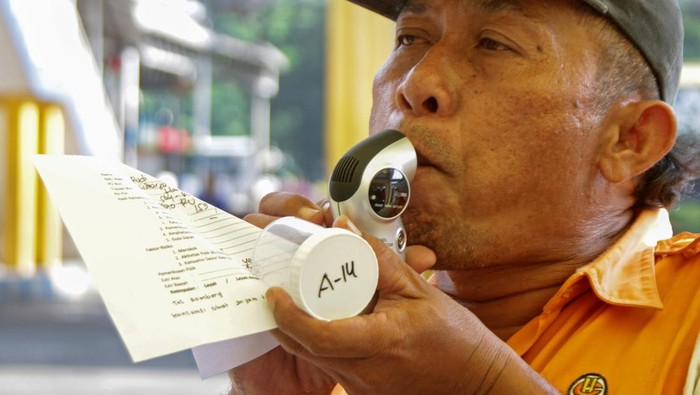Sopir bus menjalani pemeriksaan dengan alat pengukur kadar alkohol dalam nafas di Terminal Purabaya, Bungurasih, Sidoarjo, Jawa Timur, Selasa (2/4/2024). Pemeriksaan kesehatan tersebut upaya untuk mengantisipasi potensi kecelakaan dalam rangka memberikan kenyamanan dan keamanan bagi para pemudik lebaran. ANTARA FOTO/Umarul Faruq/foc.