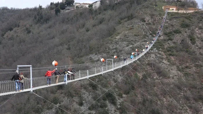 Jembatan gantung ponte tibetano Italia