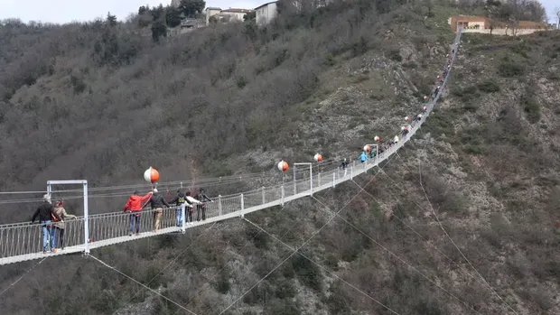 Jembatan gantung ponte tibetano Italia