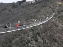 Ini Jembatan Gantung Tertinggi di Eropa, Terbentang Ratusan Meter di Atas Jurang