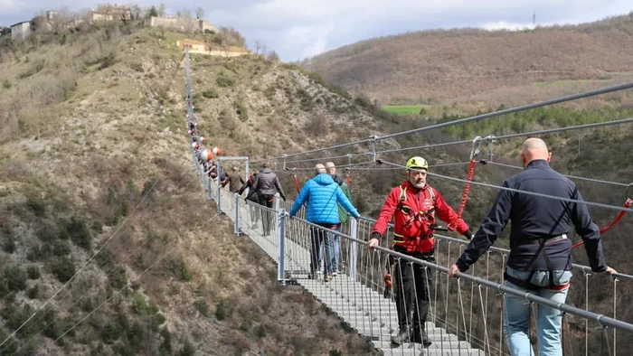 Jembatan gantung ponte tibetano Italia