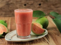 5 Manfaat Jus Jambu Untuk Turunkan BB dan Pulihkan Pasien DBD