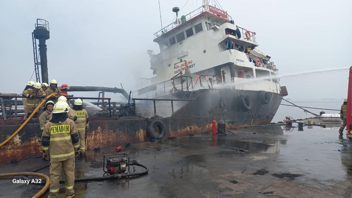 Kapal pengangkut BBM dilaporkan terbakar di Pelabuhan KBN Marunda, Jakut. Sebanyak 9 unit mobil pemadam kebakaran dikerahkan untuk memadamkan api. (dok Istimewa)