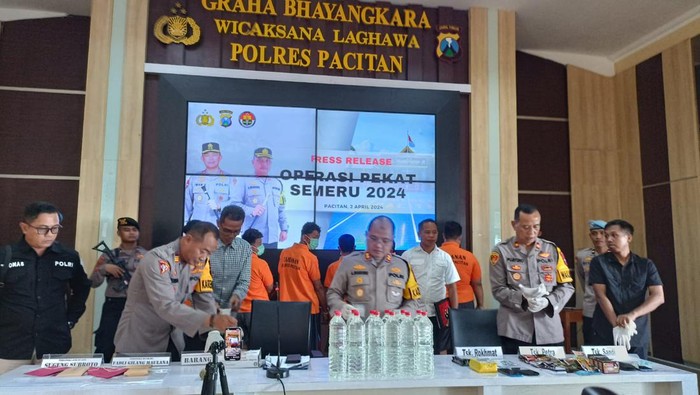 Kapolres Pacitan AKBP Agung Nugroho di sela konferensi pers