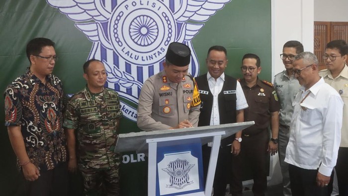 Kapolres Probolinggo AKBP Wisnu Wardana dan Forkopimda meresmikan Pospol Gading