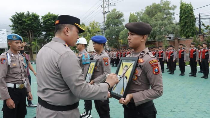 Kapolresta Banyuwangi, Kombes Nanang Haryono saat upacara PTDH