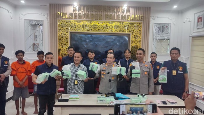 Kapolrestabes Palembang Kombes Harryo Sugihartono saat merilis ungkap kasus narkoba di Palembang.