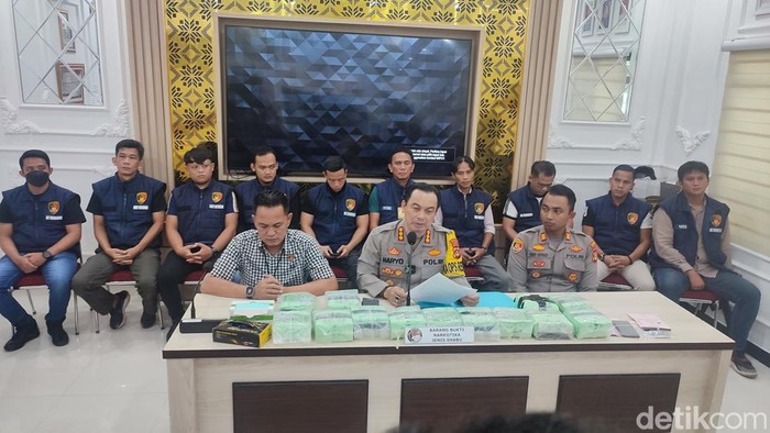 Kapolrestabes Palembang Kombes Harryo Sugihartono saat rilis ungkap kasus narkoba.