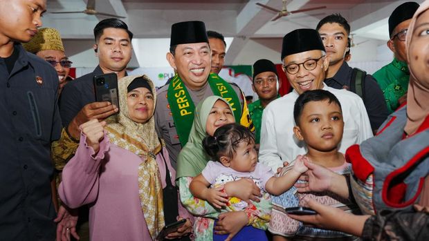 Kapolri Jenderal Listyo Sigit Prabowo memberikan bantuan sembako untuk DPP PUI