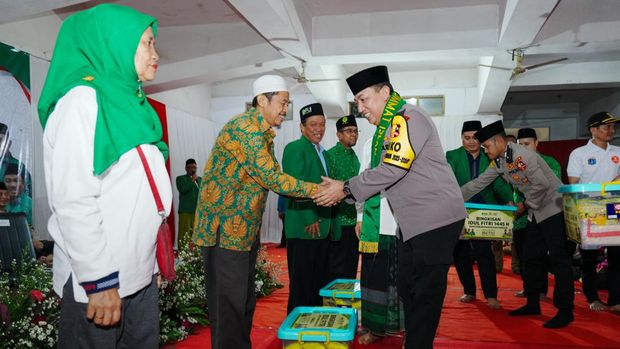 Kapolri Jenderal Listyo Sigit Prabowo memberikan bantuan sembako untuk DPP PUI