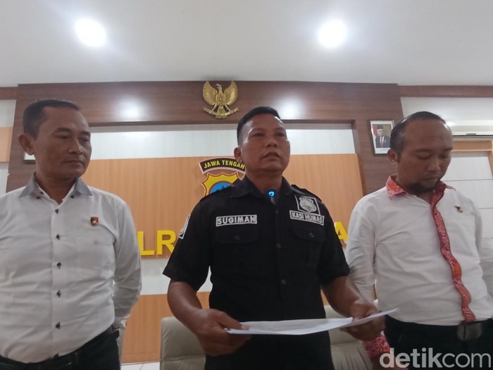 Kasi Humas Polres Blora AKP Sugiman didampingi Kanit Tipidum Satreskrim Polres Blora Iptu Junaidi saat ditemui wartawan di Polres Blora, Selasa (2/4/2024).
