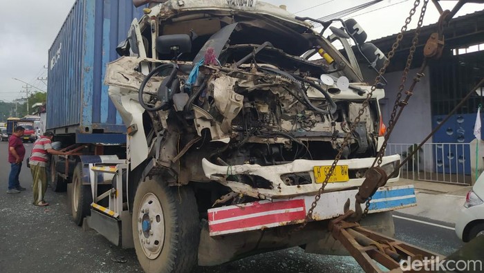 Truk container yang ringsek bagian depan.