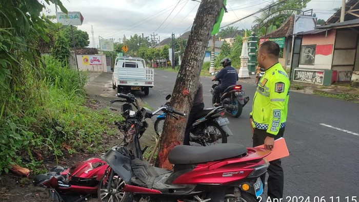 Motor listrik yang dikendarai dua pelajar menabrak pohon di Jalan Palagan, Ngaglik, Selasa (2/4/2024).