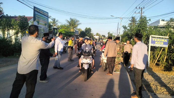 Kegiatan berbagi takjil yang digelar PT BSI dan warga