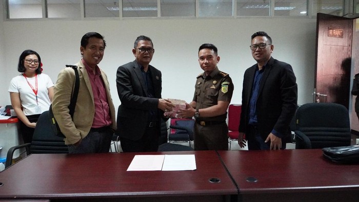 Keluarga dan kuasa hukum tersangka oknum BPN Yogyakarta mengembalikan uang kerugian negara ke Kejati Sumsel.