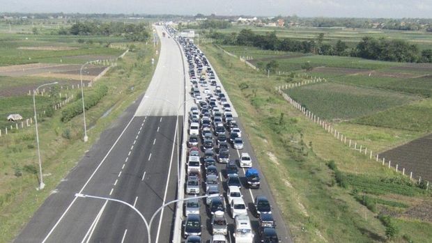 Kemacetan di Gerbang Tol Brebes Timur, Jawa Tengah, 2016 (Dok. detikcom) Kemacetan di Gerbang Tol Brebes Timur, Jawa Tengah, 2016 (Dok. detikcom)