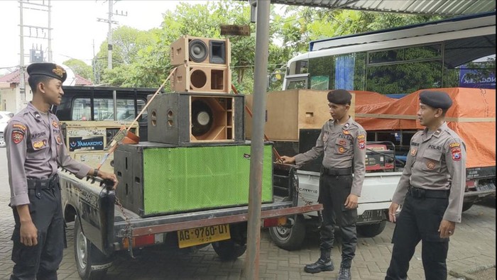 Kendaraan dan sounf system yang digunakan membangunkan sahur di Trenggalek yang diamankan