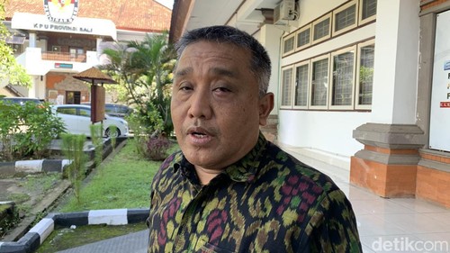 Ketua KPU Provinsi Bali I Dewa Agung Gede Lidartawan di kantor KPU Bali, Selasa (1/4/2024). (Rizki Setyo/detikBali)