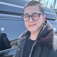 Di hari keberangkatannya, Kim Min Kyu membagikan fotonya dengan rambut cepak. Dia membuat penggemar pangling karena sebelumnya memiliki rambut belah tengah. Foto: dok. Instagram @mingue.k