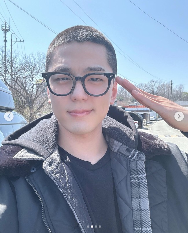Aktor Kim Min Kyu, yang membintangi drama Korea Business Proposal berangkat wajib militer, Senin (1/4/2024) kemarin. Foto: dok. Instagram @mingue.k