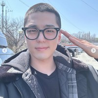 Aktor Kim Min Kyu, yang membintangi drama Korea Business Proposal berangkat wajib militer, Senin (1/4/2024) kemarin. Foto: dok. Instagram @mingue.k