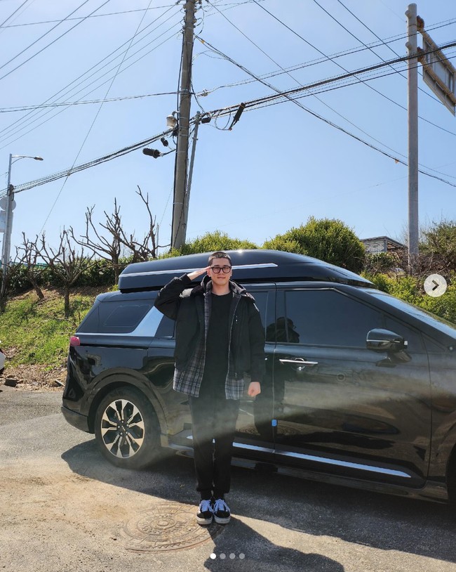 Aktor kelahiran tahun 1994 itu akan menjalani pelatihan dasar militer selama lima bulan. Kemudian Kim Min Kyu akan ditugaskan sebagai tentara Angkatan Darat. Foto: dok. Instagram @mingue.k