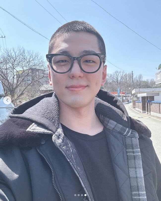 “tiba tiba udah botak aja😭🙏” “rambut sudah belah tengah biar cewe terpanah,malah di gundul,” “sedih masnya wamil tapi SELCANYA GEMESH BNGTTTT. Ditunggu kamu balik mas,” komentar penggemar di Instagram Kim Min Kyu. Foto: dok. Instagram @mingue.k